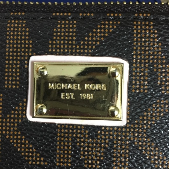 Micheal kors wristlet - Picture 4 of 4